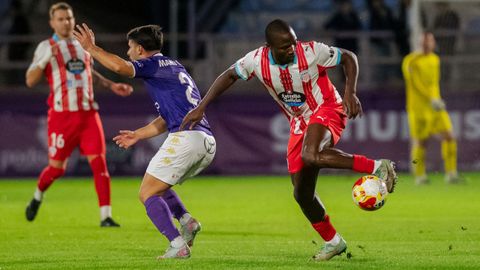 Nathaniel Nicholas controla el bal�n en el partido que disput� el Lugo en el campo del Guadalajara.