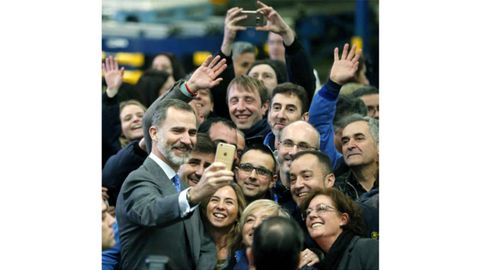 Selfie de Felipe VI durante su visita a las instalaciones de Central Lechera Asturiana en Granda