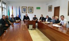 Representantes de Cruces, Santiso, Augas de Galicia, Gas Natural y afectados, reunidos ayer en Cruces.