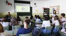 Alumnos atendiendo las explicaciones de los profesores durante una clase.