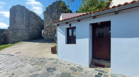 Casa rehabilitada para uso tur�stico en las proximidades de la Porta Nova, que daba acceso al burgo medieval