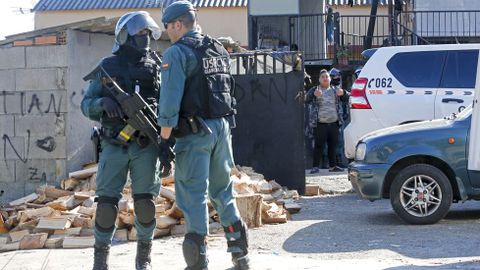 Operativo antidroga de la Guardia Civil en el poblado de O Vao