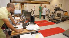 La unidad de rehabilitacin cardaca del Hospital Clnico de Santiago, con los doctores Carlos Pea Gil y Jos Ramn Gonzlez Juanatey, que participan en el estudio