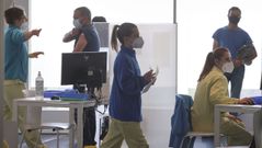 La vacunaci�n con la tercera dosis prosigui� el �ltimo d�a del a�o, aunque con menor afluencia que en anteriores jornadas. En la foto, el �vacun�dromo� del Gai�s a media ma�ana de este viernes