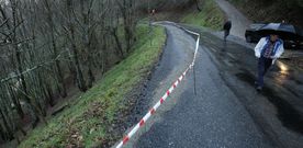 Grieta sellada con cemento en el tramo de la carretera a Pedrafita que pasa por encima de la casa amenazada de derrumbe. 