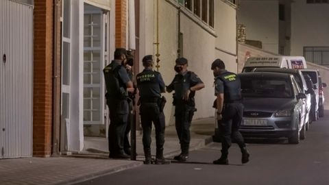 Agentes de la Guardia Civil junto al domicilo del presunto asesino de Roc�o Ca�z