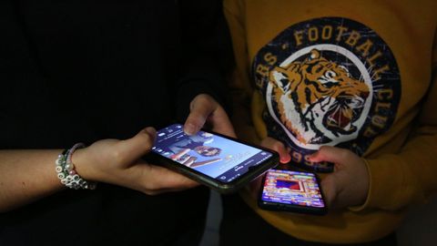 Imagen de archivo de adolescentes usando el tel�fono m�vil