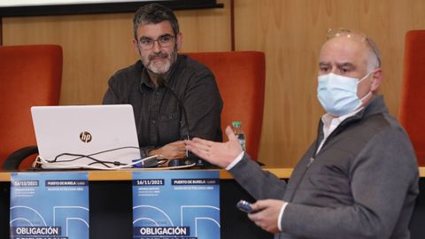 A la izquierda, Julio Valeiras, investigador del Centro Oceanogr�fico de Vigo, quien expuso este martes en Burela los resultados de la campa�a experimental a bordo del Plaia de Rueta, promovida por la Organizaci�n de Productores Pesqueros de Lugo, cuyo gerente es Sergio L�pez (a la derecha)
