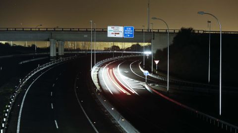FOTOGRAFIA NOCTURNA DE LA ILUMINACION DEL ACCESO / SALIDA DE LA AUTOVIA A6 (A-6) EN NADELA