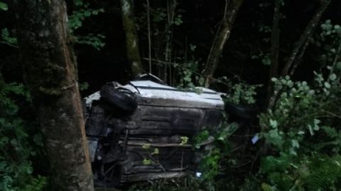 Coche siniestrado en Cabrales