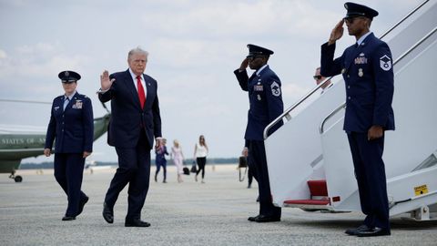 Trump, en una imagen de este lunes, subiendo al Air Force One