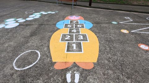 Circuito de juegos inspirado en pintoras galegas, habilitado en el barrio de A Parda, en Pontevedra