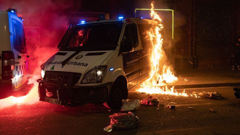 Imagen de la furgoneta de la Guardia Urbana de Barcelona incendiada el pasado sbado