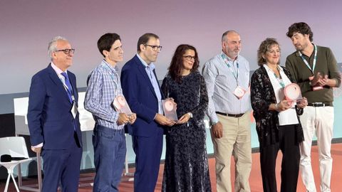&Oacute;scar Rey e Fina Paulos, no centro da imaxe, co reco&ntilde;ecemento logrado polo instituto de Baio