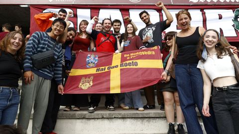 James (de rojo, en el centro) rodeado de sus compa�eros internacionales en la grada de Pasar�n