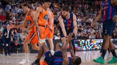 Varios jugadores de ambos equipos, despu�s de una pugna por un rebote en el Bar�a-Leyma.