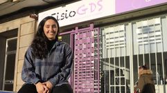 Amara Rey, frente a la cl�nica de Santiago en la que ofrece sus servicios de fisioterapia de la danza, entre otros. La bailarina, que este a�o gan� en Oporto las batallas por parejas del House Dance Battle junto a Carmen Gago y se clasific� para competir en Londres, dar� un taller gratuito el d�a 30 (de 18 a 20 horas) de danza para el embarazo para el que ya est�n abiertas las inscripciones (llamando a FisioGDS o mandando un correo electr�nico a arlphysiotherapy@gmail.com).