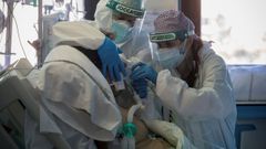 Tratamiento de un paciente en la unidad de cuidados intensivos del Hospital Morales Meseguer de Murcia
