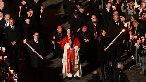 Le�n XIV recupera la tradici�n de portar la cruz en el multitudinario viacrucis del Coliseo