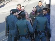 Familiares y allegados de Lupe increparon a Jos� Corti�as en sus traslados a la Audiencia. 