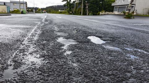 La carretera comarcal a su paso por el pol�gono de O Allo.