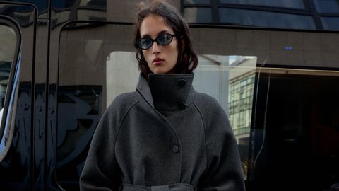 Un abrigo con cuello chimenea de Zara