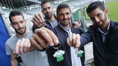 Mackay, Joselu, Forte y Pel�ez, con los llaveros del Racing que entrega el domingo La Voz de Galicia en Ferrol