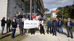 Un grupo de vecinos de Portas, ante el centro de salud, reclaman tener siempre dos m�dicos