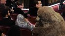 Un oso gigante (alguien disfrazado) asustando a la activista pakistan Malala Yousafzai en la gala de los scars
