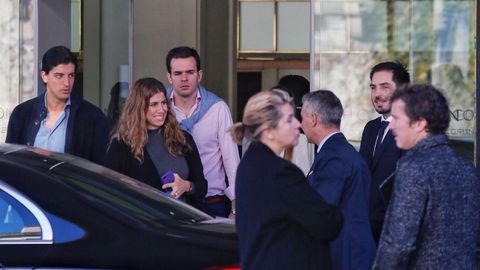 Ajetreo esta maana en el exterior del hotel Finisterre, donde se aloja la familia del novio