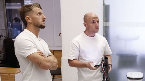 Iv�n Balliu e Isi Palaz�n, capitanes del Rayo, durante la reuni�n.
