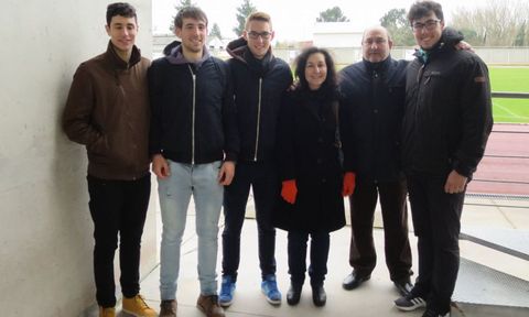 El futbolista soberino, Borja, segundo por la izquierda, con su familia el domingo en A Pinguela. 