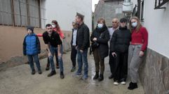 Parte de los refugiados, fotografiados este viernes tras llegar a Quiroga con algunos de los voluntarios que los trajeron