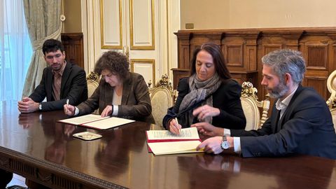 Goretti Sanmart�n y Charo Barca firman el convenio de cesi�n de la parcela que el Concello pone a disposici�n de la Fundaci�n Andrea en Conxo por al menos treinta a�os
