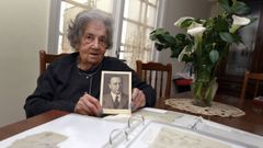 Lourdes Pombo en 2016 en su casa de Vilanova, mostrando una fotograf�a de Julio Camba