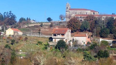 La ruta ofrece buenas panormicas del monasterio de Lrez. 