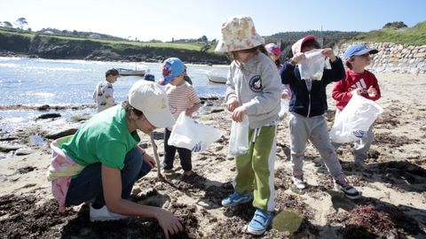 Foto de archivo de alumnos del colegio cervense participando en una actividad de carcter medioambiental