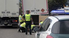 Empleados de una empresa de seguridad privada comprobaron el estado de la carga tras el accidente y la cargaron en otro remolque