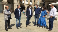 Gonzalo Caballero, secretario general del PSdeG, junto a dirigentes socialistas ourensanos en la Praza Maior