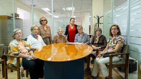 De izquierda a derecha; Mar�a Teresa Mart�nez, Teresa Gonz�lez, Irma Ayala, �ngela Sim�n, Ana Llaneza, Gely Gonz�lez, Paula Marina y Pilar �lvarez en el Centro Covadonga