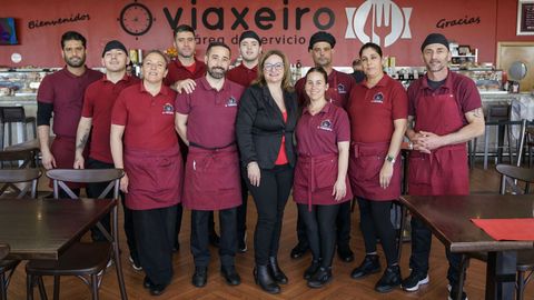 Isabel Est�vez, en el centro, la gerente del �rea de servicio O Viaxeiro de Ri�s, junto a parte de la plantilla de trabajadores llegados con el programa Retorna