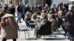 Primera jornada de la primavera en A Coru�a con las terrazas y paseos llenos