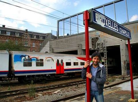 A la izquierda, Miguel en la estaci�n de La Chapelle, lugar de experimentaci�n art�stica, en unas fotos que realiz� con otro isle�o, Ram�n Neto; a la derecha, con su grupo Camaxe.