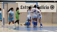 Las jugadoras del Alcantarilla celebran uno de los goles, este sbado, en el pabelln de A Raa, en Marn, de donde el equipo local sali derrotado