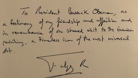 El Rey le ha regalado a Obama un libro sobre el   Guernica  de Pablo Picasso y le escribi� una dedicatoria en ingl�s diciendo:  Para el presidente Obama, como testimonio de mi amistad y afecto y en recuerdo de nuestra visita juntos al 'Guernica', un icono eterno del arte m�s universal .