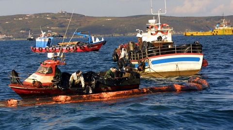 La bajura luch contra el fuel del Prestige en el 2002 en las Ras Baixas -en la foto- como tambin lo hicieran en 1975 contra el del Jacob Maersk