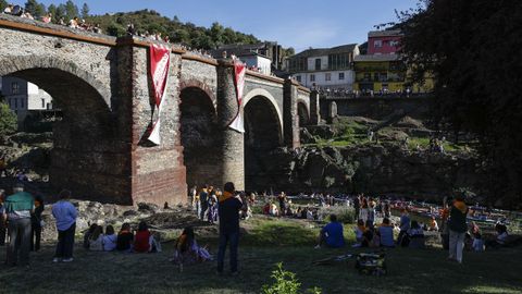 Fiesta de la piragua en el Sil.M�s de trescientos participantes y numerosos p�blico disfrutaron del descenso internacional