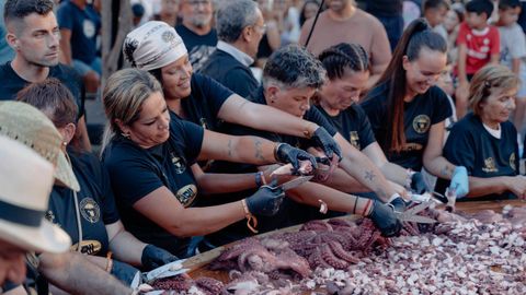 Los pulpeiros de O Carballi�o prepararon la tapa m�s grande del mundo