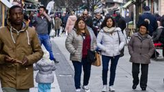 Gente transitando por la calle Barcelona de A Corua, en el barrio del Agra do Orzn