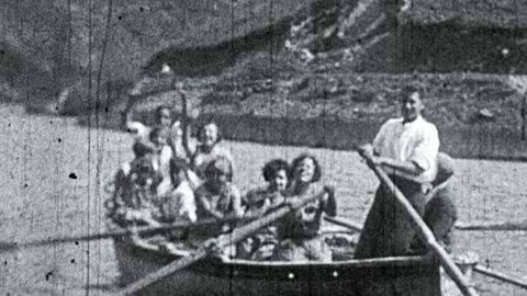 En lancha polo río Eume, nunha película rodada por Bernardino de Lamas